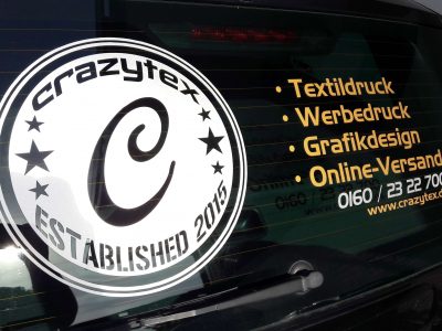 Heckscheibenbeschriftung - Wir gestalten und stellen für Sie die Folien nach Ihren Wünschen her.