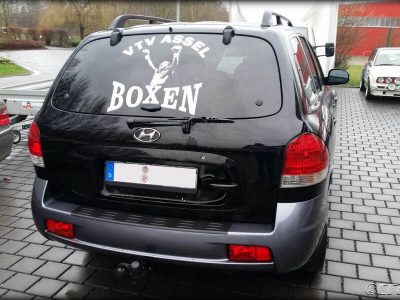 Heckscheibenbeschriftung am Geländewagen