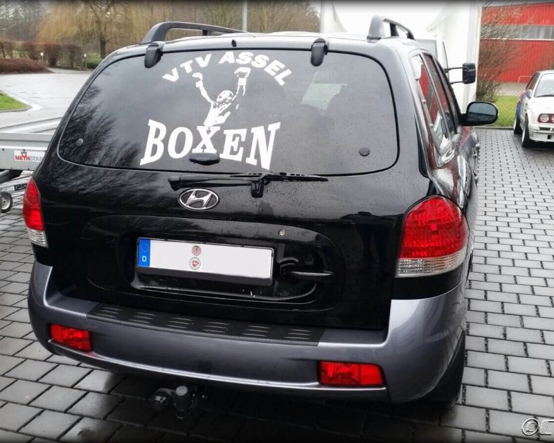 Heckscheibenbeschriftung am Geländewagen