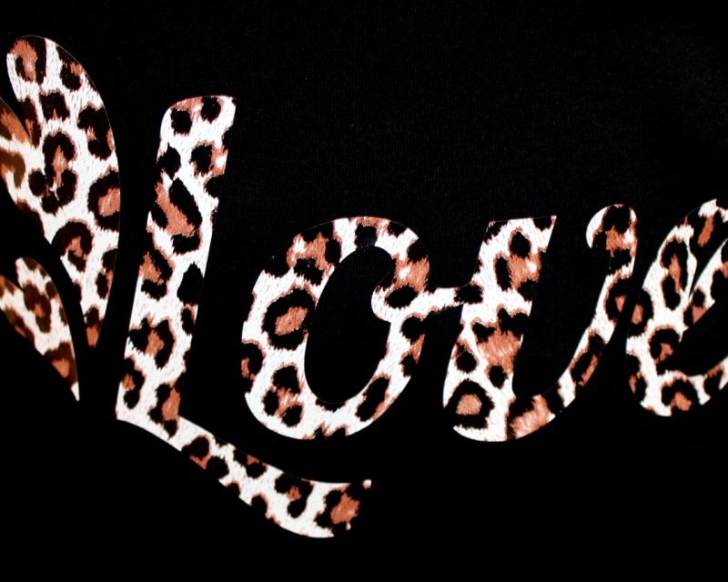 Auch spezielle Effektfolien sind für Textilien möglich, wie hier zu sehen im coolen Leolook.
