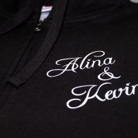 Wunschtextaufdruck auf eine mitgebrachte Sweatjacke vom Kunden.